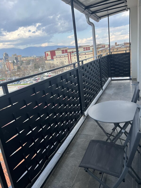 Apartment | Outdoor dining