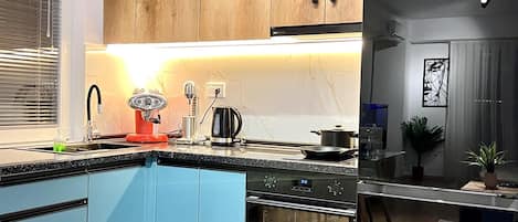 Apartamento | Cozinha privada | Geladeira, fogão, cooktop, chaleira elétrica