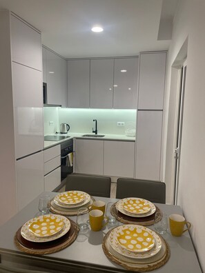Microwave, oven, dishwasher - Modern Spacious Apartment (Entroncamento)