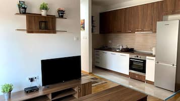 Apartment | Private kitchen | Fridge, oven, stovetop, electric kettle