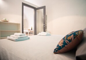 1 habitación, tabla de planchar con plancha, wifi gratis y ropa de cama