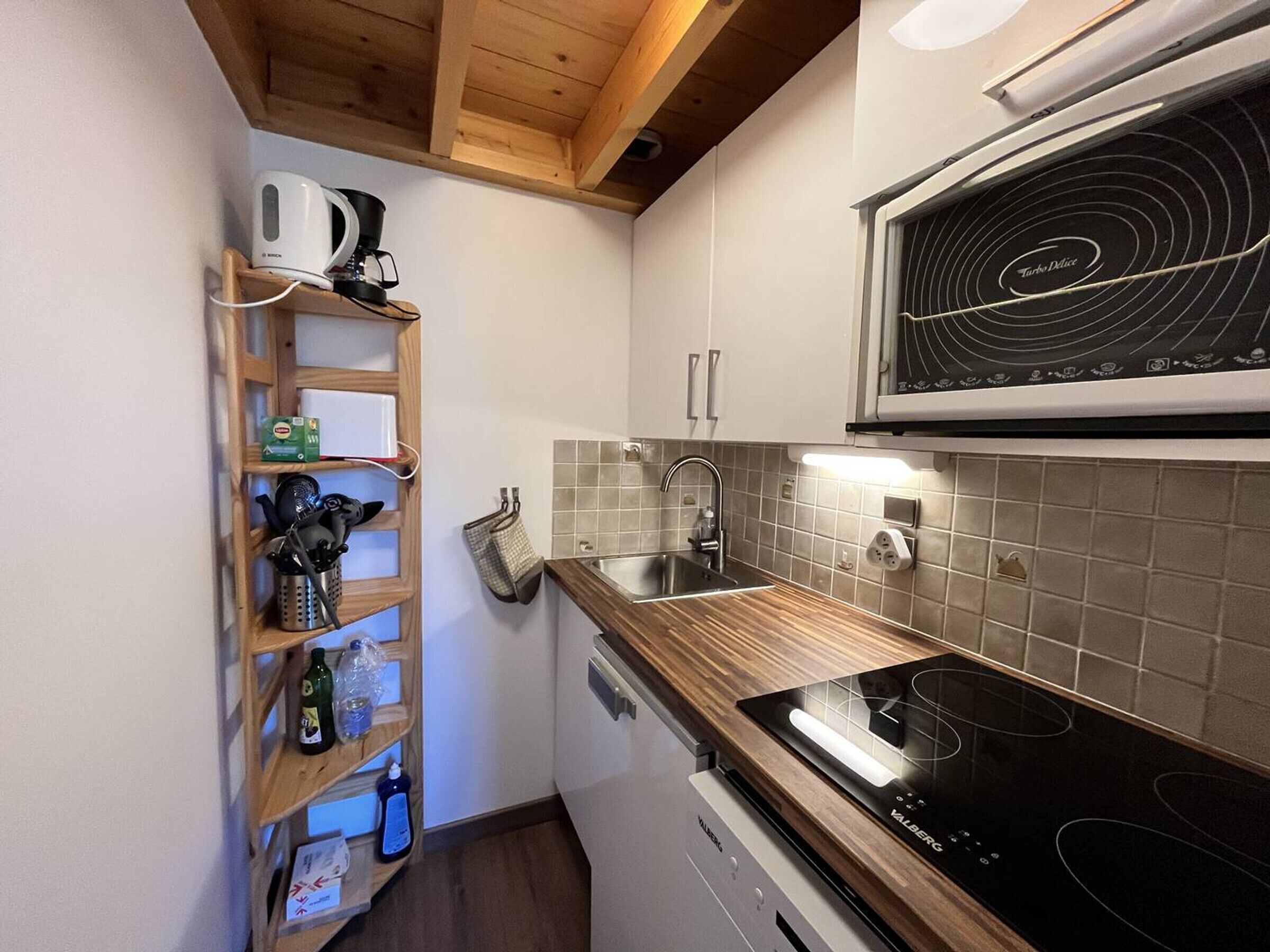 Réfrigérateur, four, lave-vaisselle, cafetière/bouilloire