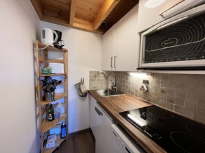 ثلاجة، فرن، غسالة أطباق، ماكينة لصنع القهوة/الشاي