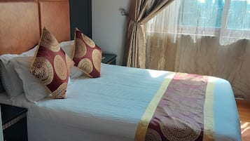 Standard-Doppelzimmer | Individuell dekoriert, Schreibtisch, laptopgeeigneter Arbeitsplatz