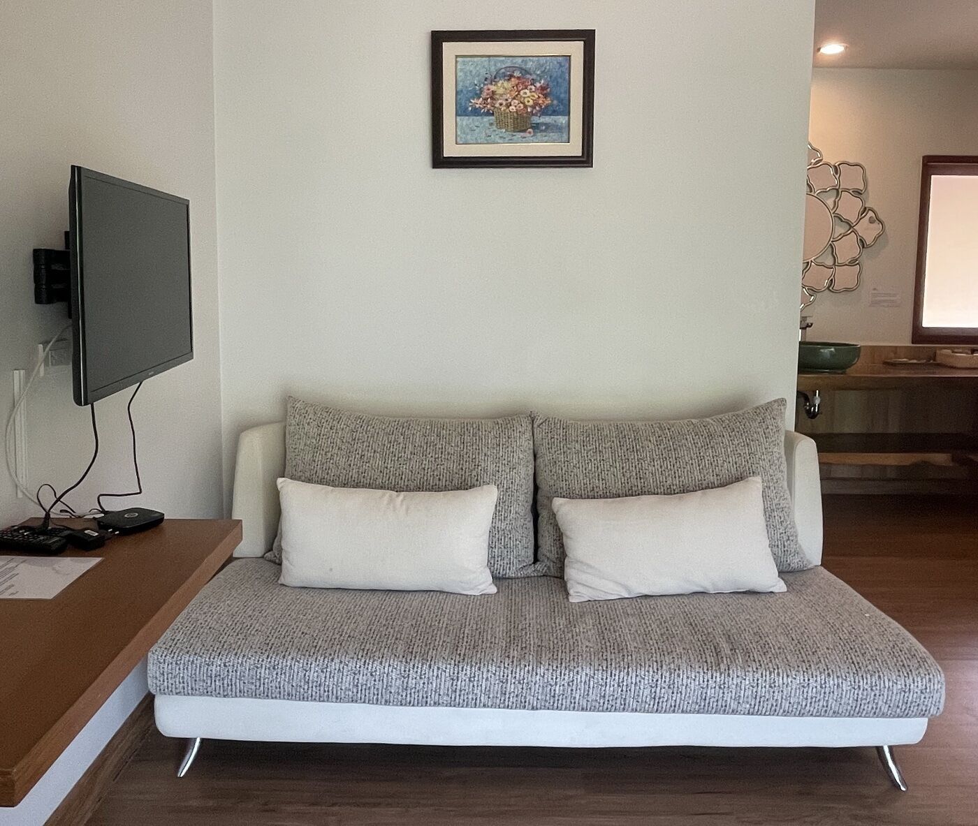 Twin Room | Living area | 32-inch LED TV with cable channels