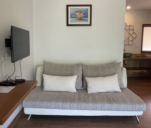 Twin Room | Living area | 32-inch LED TV with cable channels - Tippaya Villa (Doi Saket)