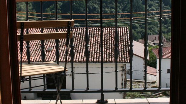 Un balcon donnant sur une colline.