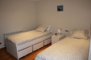 3 bedrooms, desk, iron/ironing board, travel crib - Gartzinea, beautiful and spacious rural house in Ezkurra, north of Navarra (Ezcurra)