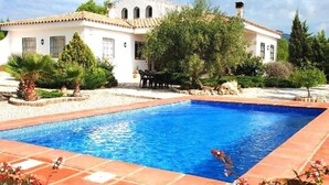 A white villa with a swimming pool, surrounded by greenery and a patio area. - SAONA VILLAS (VN SILKA): villa 6 people, private pool, wifi (L'Ametlla de Mar)