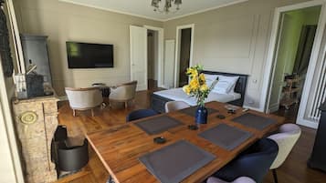 5 bedrooms, desk, iron/ironing board, free WiFi