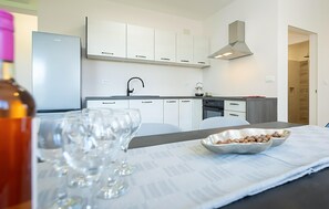 Køleskab, ovn, opvaskemaskine, kaffe-/temaskine