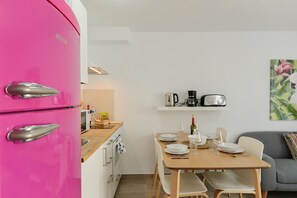 Réfrigérateur, micro-ondes, four, plaque de cuisson