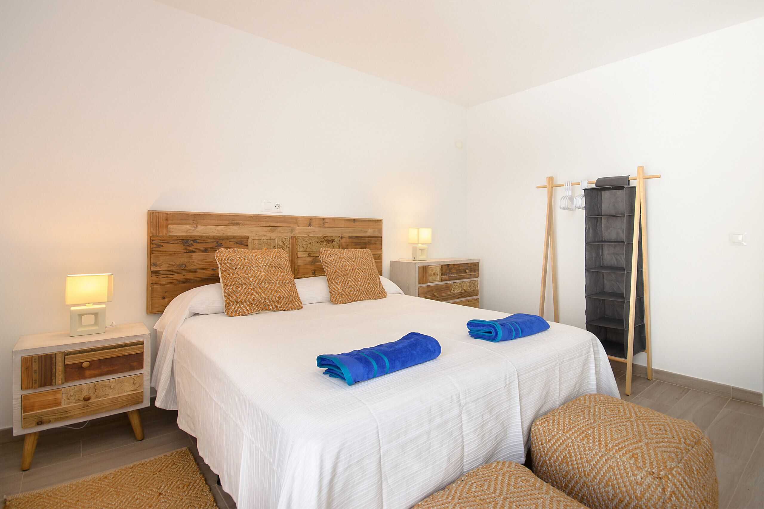 2 slaapkamers, een bureau, een strijkplank/strijkijzer, reisbedje