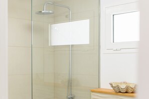 Dusche, Haartrockner, Handtücher, Toilettenpapier