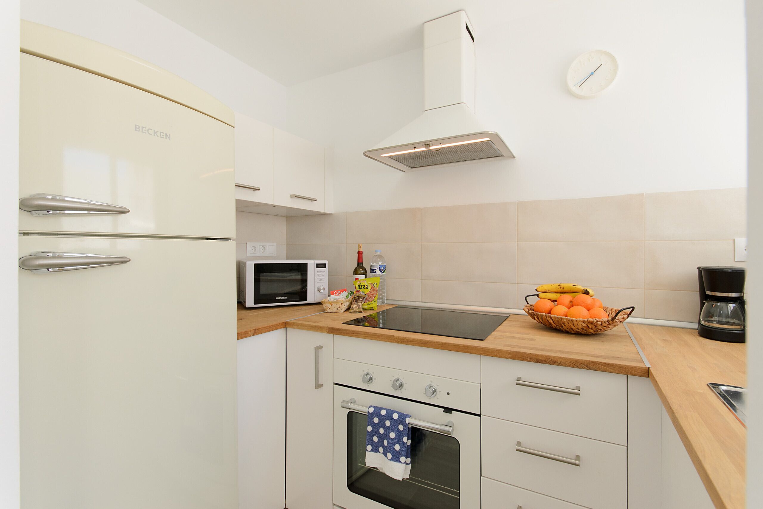 Een koelkast, een magnetron, een oven, een kookplaat