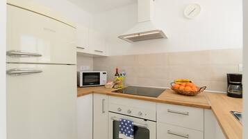 Réfrigérateur, micro-ondes, four, cafetière/bouilloire