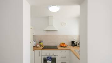 Fridge, microwave, oven, coffee/tea maker