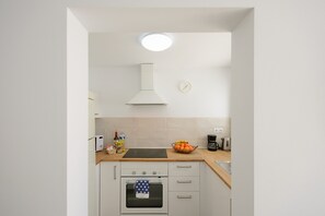 Fridge, microwave, oven, coffee/tea maker