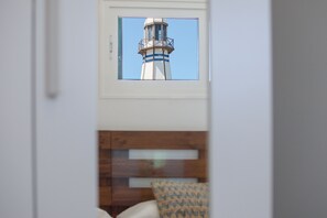 1 soverom, skrivebord, strykejern/-brett og reiseseng for barn