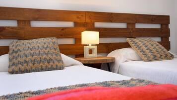 1 soverom, skrivebord, strykejern/-brett og reiseseng for barn