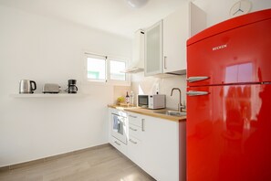 Réfrigérateur, four à micro-ondes, un four, cafetière-théière