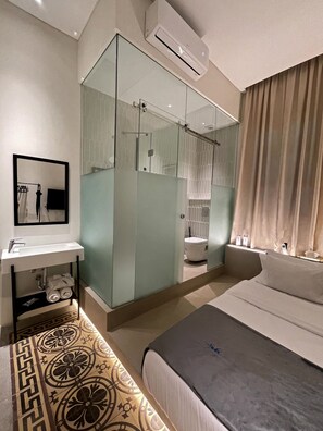 Zimmer | Badezimmer | Dusche, Regendusche, Designer-Toilettenartikel, Haartrockner