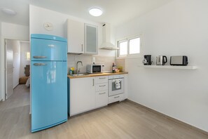 Køleskab, mikrobølgeovn, ovn, kogeplade