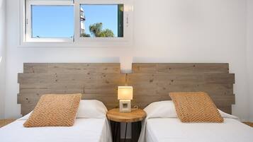 1 dormitorio, escritorio, tabla de planchar con plancha y cuna de viaje