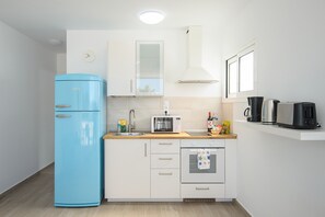 Fridge, microwave, oven, coffee/tea maker