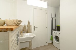 Douche, sĂšche-cheveux, serviettes fournies, papier toilette