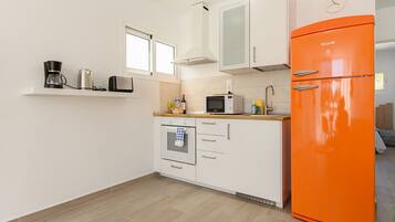 Een koelkast, een microgolfoven, een oven