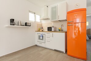 Fridge, microwave, oven, coffee/tea maker