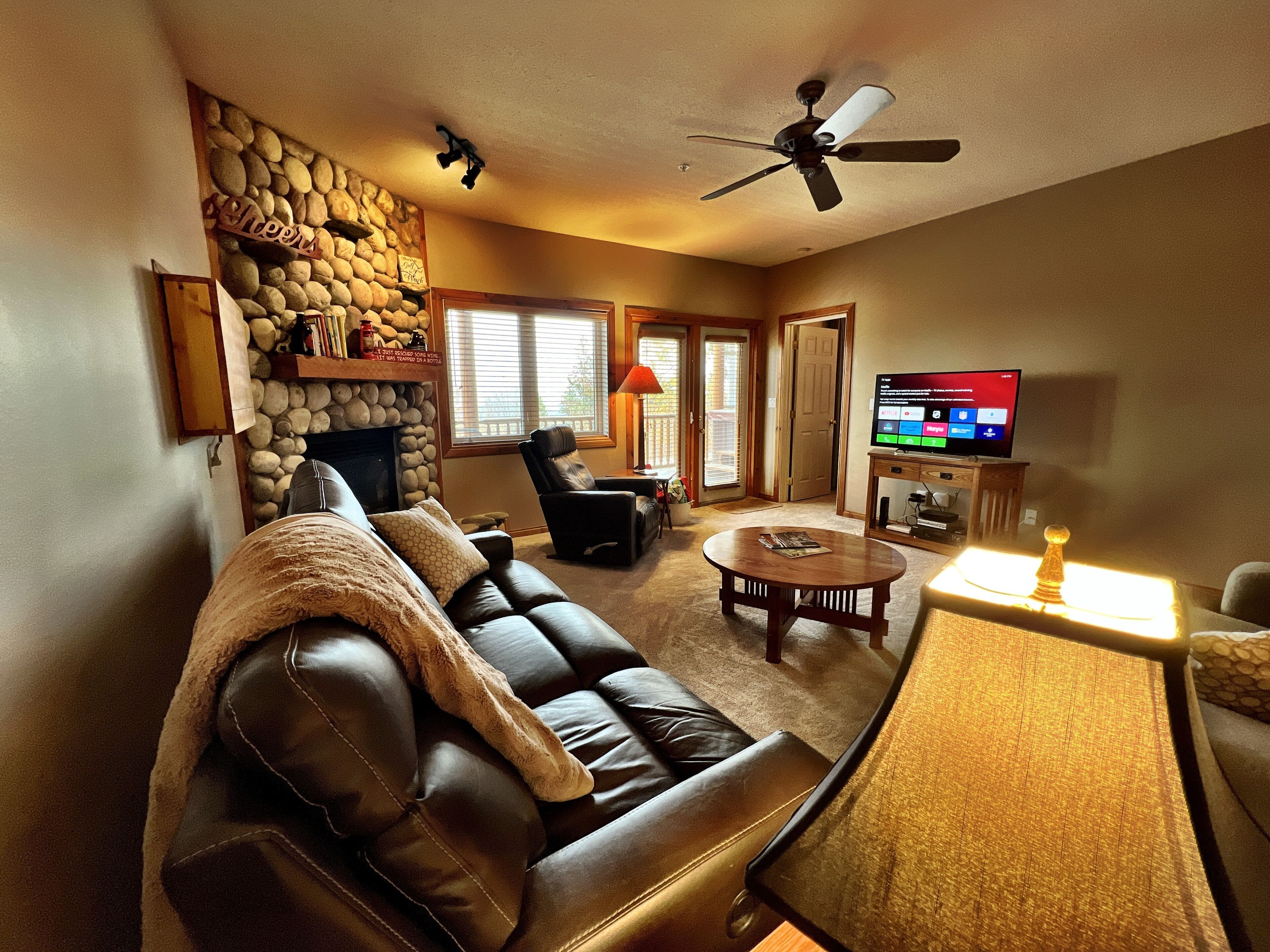 Smart-TV, Kamin, DVD-Player, Arbeitsbereiche