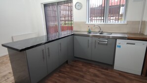 House, Multiple Beds | Private kitchen | Fridge, microwave, oven, stovetop - Stunning and Beautiful 4-bed House in Leicester (Leicester)