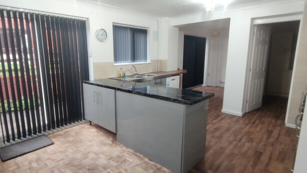 House, Multiple Beds | Private kitchen | Fridge, microwave, oven, stovetop - Stunning and Beautiful 4-bed House in Leicester (Leicester)