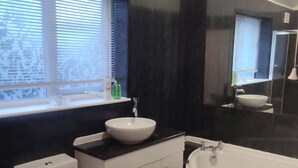 House, Multiple Beds | Bathroom | Shower, towels - Stunning and Beautiful 4-bed House in Leicester (Leicester)