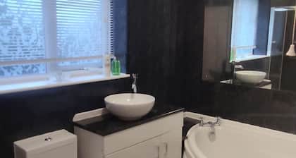 Stunning and Beautiful 4-bed House in Leicester