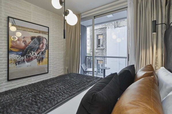 Een bureau, een strijkplank/strijkijzer, gratis wifi, beddengoed