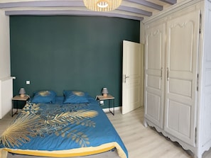 5 bedrooms, free WiFi, bed sheets - Spacious Family Cottage with Garden, Terrace, and Wifi near Le Mans and Tours (Chahaignes)