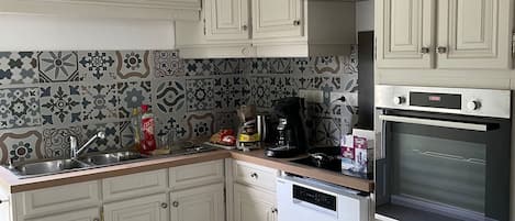 Kühlschrank, Mikrowelle, Ofen, Geschirrspüler
