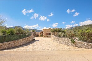Property grounds - Villa Colonya Den Jaume- 3 bedroom, spacious terraces & fabulous views, Pollensa (IB)