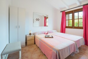 3 bedrooms, in-room safe, iron/ironing board, free WiFi - Villa Colonya Den Jaume- 3 bedroom, spacious terraces & fabulous views, Pollensa (IB)