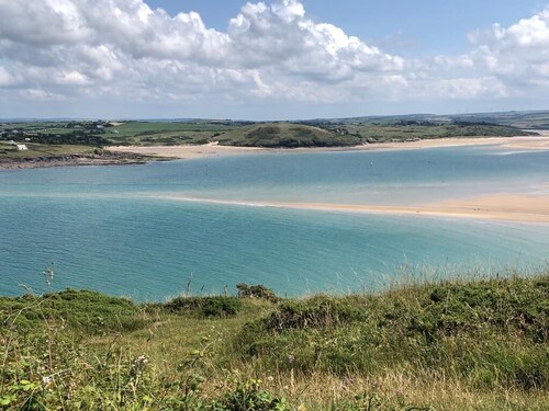 Stunning modern pet friendly holiday lodge in the  Seven Bays area N Cornwall