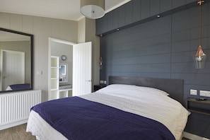 2 chambres, bureau, fer et planche à repasser, accès au Wi-Fi (inclus)