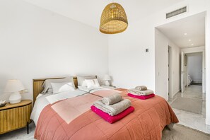 2 室のベッドルーム、アイロン / アイロン台、WiFi、ベッドシーツ