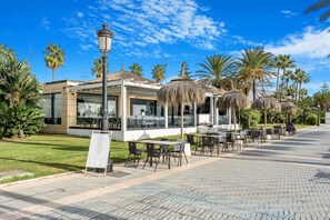 Outdoor dining - Las Adelfas (San Pedro de Alcántara)