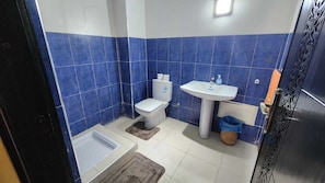 A bathroom with a toilet, sink, and bathtub. - Résidence Belle Vue 6  (Marrakech)