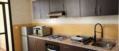 Grand réfrigérateur, four, bouilloire électrique, congélateur