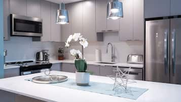 Een koelkast, een microgolfoven, een oven, een kookplaat