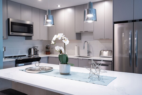 ثلاجة، ميكروويف، فرن، موقد طهي مسطح